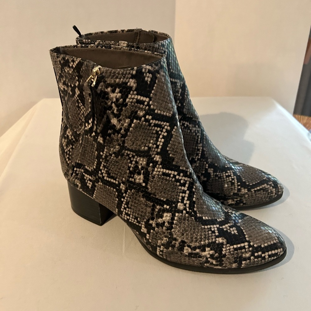 Old Navy Snake Skin 4” Side Zip Boot Size 9